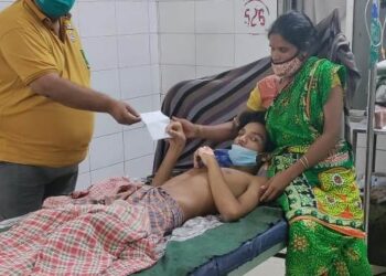 ମୋହନା ବ୍ଲକ ଦମାଦୁଆ ପଞ୍ଚୟାତର ; ଦମଦୁଆ ଗ୍ରାମର ଅସହାୟ ଶ୍ରମିକଙ୍କ ଚିକିତ୍ସା ପାଇଁ ହାତ ବଢାଇଲା ଗଜପତି ଜିଲ୍ଲା ପ୍ରଶାସନ