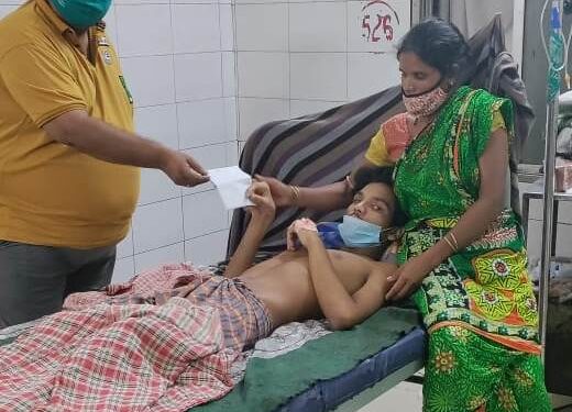 ମୋହନା ବ୍ଲକ ଦମାଦୁଆ ପଞ୍ଚୟାତର ; ଦମଦୁଆ ଗ୍ରାମର ଅସହାୟ ଶ୍ରମିକଙ୍କ ଚିକିତ୍ସା ପାଇଁ ହାତ ବଢାଇଲା ଗଜପତି ଜିଲ୍ଲା ପ୍ରଶାସନ