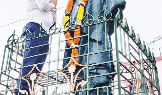 ମହାପୁରୁଷଙ୍କ ପ୍ରତିମୂର୍ତ୍ତି ରେ ମାଲ୍ୟାର୍ପଣ କରିବା ସହ ଫଳ ବଣ୍ଟନ କଲେ ଦଶପଲ୍ଲା ବିଧାୟକ