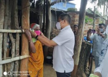 ଆମ୍ବପଡ଼ା , ସୁଣ୍ଡି ଝୋଲା ଗ୍ରାମବାସୀ ଙ୍କ ସମସ୍ୟା ବୁଝିବା ସହ ମାସ୍କ ବଣ୍ଟନ କଲେ ଦଶପଲ୍ଲା ବିଧାୟକ