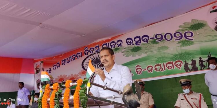ଦଶପଲ୍ଲା ବିଜ୍ଞାପିତ ଅଞ୍ଚଳ ପରିଷଦ ରେ ଜାତୀୟ ପତାକା ଉତ୍ତୋଳନ କଲେ  – ଦଶପଲ୍ଲା ବିଧାୟକ