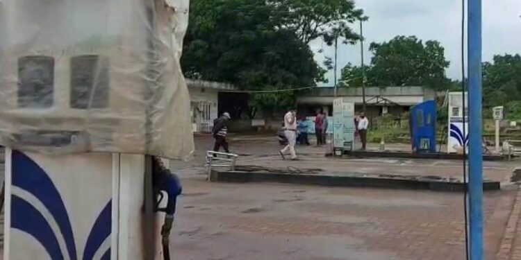 ପଣ୍ଡା ପେଟ୍ରୋଲ ପମ୍ପରେ ଫୁଟିଲା ଗୁଳି, ଟଙ୍କାବ୍ୟାଗ୍ ଲୁଟ୍ କରି କଳା ପଲସରରେ ଫେରାର୍ ୩ ଦୁର୍ବୃତ୍ତ, ପମ୍ପ କର୍ମଚାରୀ ଗୁରୁତର – ଢେଙ୍କାନାଳ