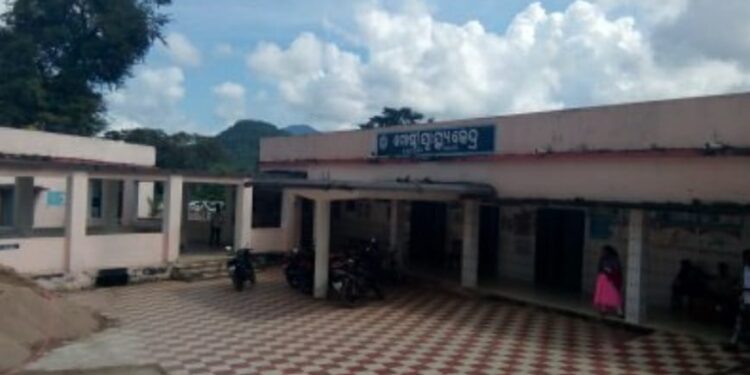 ଗଜପତି ଜିଲ୍ଲାର ଆଦିବାସୀ ଅଧ୍ୟୁଷିତ ଆର. ଉଦୟଗିରି ଗୋଷ୍ଠି ସ୍ଵାସ୍ଥ୍ୟ କେନ୍ଦ୍ରରେ ରୋଗି ସେବା ବିପର୍ଯ୍ୟସ୍ତ, ପାଳି ପାଳି ରେ ଚାଲିଛି ଗୋଷ୍ଠି ସ୍ଵାସ୍ଥ୍ୟ କେନ୍ଦ୍ରରେ ରୋଗି ସେବା