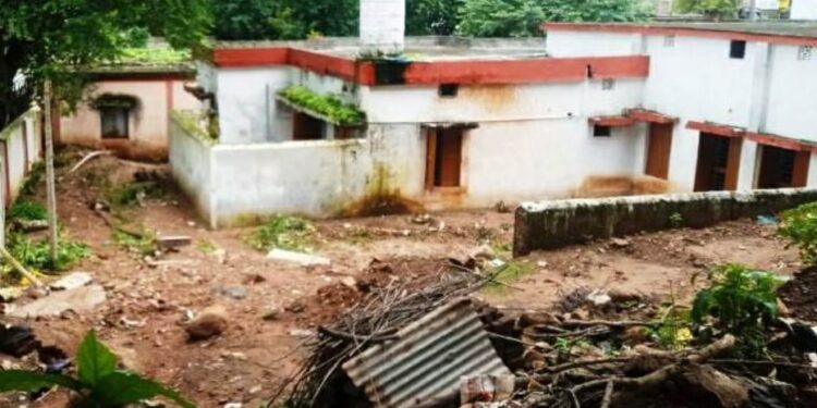 ପ୍ରବଳ ବର୍ଷା ଯୋଗୁଁ ମାଟି ପଥର ଖସି : ଗଜପତି ଜିଲ୍ଲାର ରାୟଗଡ଼ ବ୍ଲକ ବିଇଓଙ୍କ କାର୍ଯ୍ୟାଳୟର ପାଚେରୀ ଭୁଶୁଡ଼ି ପଡ଼ିଲା