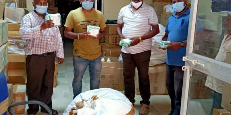 ପାରଳାଖେମୁଣ୍ଡି ସ୍ଥିତ ଅଗ୍ରଣୀ ସ୍ଵେଚ୍ଛାସେବୀ ଅନୁଷ୍ଠାନ ; ସି ସି ସି ଡିତରଫରୁ କୋଭିଡ୍ ର ମୁକାବିଲା ପାଇଁ ଗଜପତି ଜିଲ୍ଲା ପ୍ରଶାସନକୁ – ୩ହଜାର ଏନ୍ ୯୫ ମାସ୍କ ପ୍ରଦାନପ୍ରଦାନ କରିଥଲେ