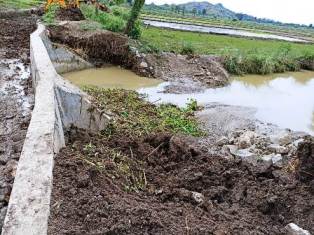 ମୁଖ୍ୟମନ୍ତ୍ରୀଙ୍କ ଗଡ଼ରେ ଦୁର୍ନିିତିର ଗନ୍ଧ ପଦାରେ ପଡ଼ିଲା ଯନ୍ତ୍ରୀ – ଠିକାଦାର ମଧୁଚନ୍ଦ୍ରିକା ; ନିର୍ମାଣର ୨ ମାସ ନପୁରୁଣୁ କେନାଳ ଗାର୍ଡ଼ ୱାଲ ଭାଙ୍ଗିଲା