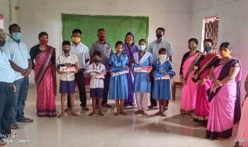ତିରିମଲ ଉପ୍ରା ବିଦ୍ୟାଳୟରେ ପୋଷାକ ବଣ୍ଟନ