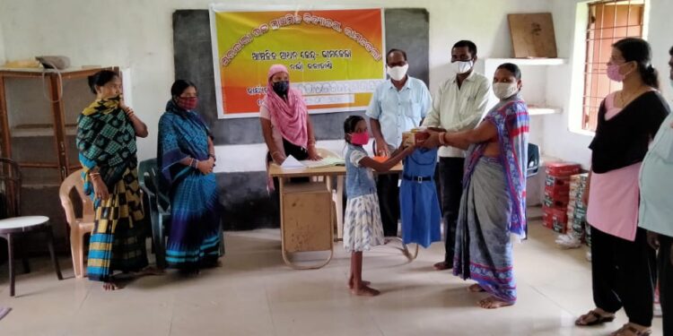 ସରକାରୀ ଉଚ୍ଚ ପ୍ରାଥମିକ ବିଦ୍ୟାଳୟ : ଭୀମକେଲାରେ ଛାତ୍ର ଛାତ୍ରୀଙ୍କୁ ପୋଷାକ ବଣ୍ଟନ