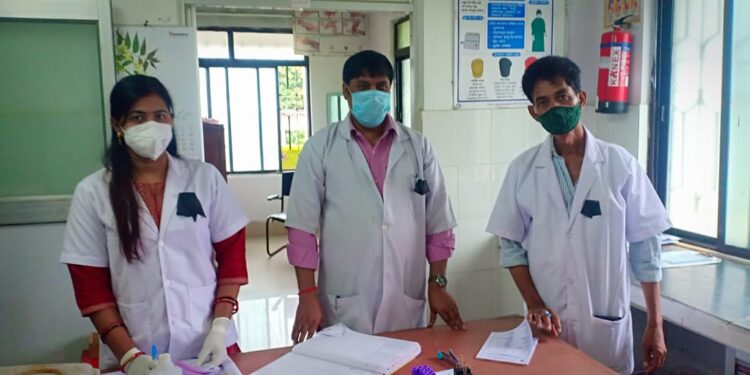 କନ୍ଧମାଳ : ଲାବରୋଟୋରି ଟେକ୍ନିସିଆନ ମାନଙ୍କ ୧୦ ଦଫା ଦାବି ନେଇ କଳା ବ୍ୟାଜ ପରିଧାନ