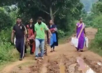 ଜନନୀ ଯନ୍ତ୍ରଣା : ଆମ୍ବୁଲାନ୍ସ ପହଞ୍ଚି ନପାରିବାରୁ ଷ୍ଟ୍ରେଚରରେ ବୁହା ହେଲେ ଗର୍ଭବତୀ