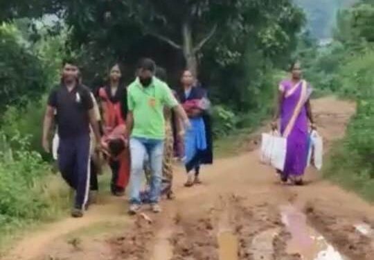 ଜନନୀ ଯନ୍ତ୍ରଣା : ଆମ୍ବୁଲାନ୍ସ ପହଞ୍ଚି ନପାରିବାରୁ ଷ୍ଟ୍ରେଚରରେ ବୁହା ହେଲେ ଗର୍ଭବତୀ