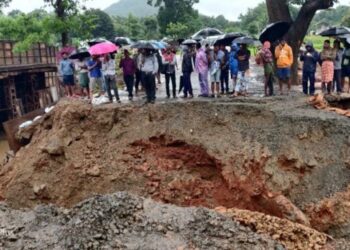 ସମଗ୍ର କନ୍ଧମାଳ ଜିଲ୍ଲାରେ ଲଘୁଚାପ ବର୍ଷା ଯୋଗୁଁ ଜନଜୀବନ ଅସ୍ତବ୍ୟସ୍ତ : ଧୋଇଗଲା ଅସ୍ଥାୟୀ ପୋଲ – ତୁରନ୍ତ ମରାମତି ପାଇଁ ଦାବୀ