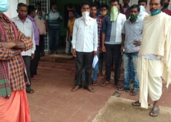 ବାଲି ନ ନେବା ପାଇଁ ତହସିଲ ଦାରଙ୍କୁ ଦାବିପତ୍ର ପ୍ରଦାନ