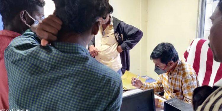 ଶ୍ରମିକଙ୍କ ମଜୁରୀ ଟଙ୍କା ଆତ୍ମସାତ କରିଥିବା ଘଟଣା : ନାଏବ ସରପଞ୍ଚ ମଜୁରୀ ଟଙ୍କା ଦେବାକୁ ଚୁକ୍ତିନାମା କଲେ