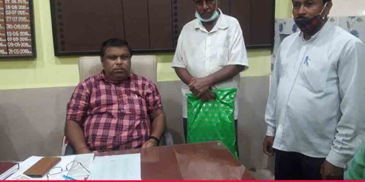 ବେଣୁଧରଙ୍କୁ ଘର ପାଇଁ  ବିଡ଼ିଓ ଙ୍କୁ ସ୍ମାରକପତ୍ର