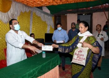 ବଲାଙ୍ଗିର ପୌରାଞ୍ଚଳରେ ସ୍ମାର୍ଟ ହେଲଥ୍ କାର୍ଡ ବାଣ୍ଟିଲେ ମନ୍ତ୍ରୀ ଶ୍ରୀ ଆରୁଖ