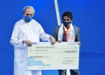 ମୁଖ୍ୟମନ୍ତ୍ରୀ ଶ୍ରୀ ନବୀନ ପଟ୍ଟନାୟକ ପ୍ରମୋଦ ଭଗତଙ୍କୁ କଲିଙ୍ଗ ହକି ଷ୍ଟାଡିୟମରେ ୬ କୋଟି ଟଙ୍କା ପୁରସ୍କାର ରାଶି ପ୍ରଦାନ