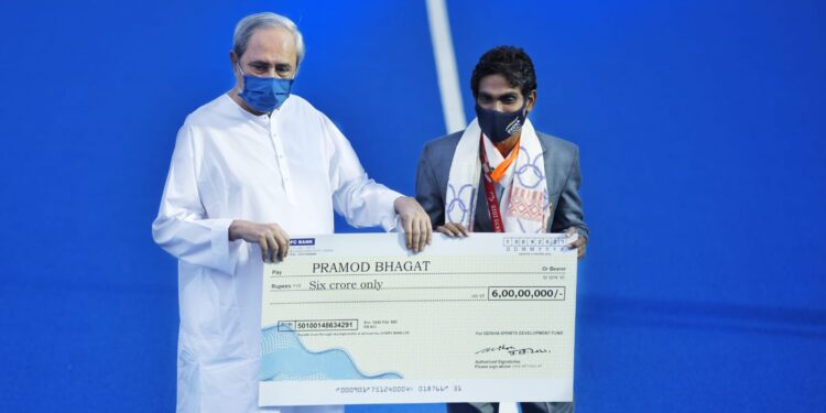 ମୁଖ୍ୟମନ୍ତ୍ରୀ ଶ୍ରୀ ନବୀନ ପଟ୍ଟନାୟକ ପ୍ରମୋଦ ଭଗତଙ୍କୁ କଲିଙ୍ଗ ହକି ଷ୍ଟାଡିୟମରେ ୬ କୋଟି ଟଙ୍କା ପୁରସ୍କାର ରାଶି ପ୍ରଦାନ