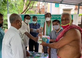ବରିଷ୍ଠ ନାଗରିକଙ୍କୁ ମାସ୍କ,ସାନିଟାଇଜର,ହ୍ୟାଣ୍ଡ ୱାସ, ଆଣ୍ଟି ସେପ୍ଟିକ୍ ୱାଇପସ୍ ବଣ୍ଟନ