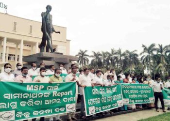 ଗାନ୍ଧୀ ପ୍ରତିମୂର୍ତ୍ତି ତଳେ ଧାରଣା ଦେଲେ ବିଜେଡି ବିଧାୟକ – କେନ୍ଦ୍ରର ଚାଷୀ ମାରଣନୀତି ପ୍ରତିବାଦରେ