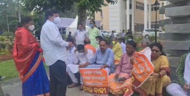ବିରୋଧୀଦଳ ମୁଖ୍ୟ ସଚେତକ ମୋହନ ମାଝୀ : ଶୁନ୍ୟକାଳରେ ପ୍ରଧାନମନ୍ତ୍ରୀ ଆବାସ ଯୋଜନାରେ ଅନିୟମିତତା ପ୍ରସଙ୍ଗ ଉଠାଇ ସରକାରଙ୍କୁ ଟାର୍ଗେଟ