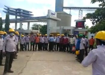 O.C.L ସିମେଣ୍ଟ କାରଖାନା ଆଗରେ ଡ୍ରାଇଭର ଓ‌ ଖଲାସି‌ଙ୍କ ଆଦୋଳନ ଦାନା ବାନ୍ଧିବାରେ ଲାଗିଛି ଡ୍ରାଇଭର ଓ ଅସନ୍ତୋଷ