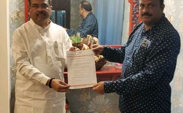 କେନ୍ଦ୍ର ଶିକ୍ଷା ମନ୍ତ୍ରୀଙ୍କୁ ଭେଟି ବିଭିନ୍ନ ଦାବି ଜଣାଇଲେ ଭାଜପା ବରଗଡ଼ ଜିଲ୍ଲା ସଭାପତି