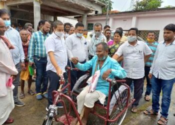 ନୂଆଗାଁ ବ୍ଲକ୍ ରେ ୨୭୮ ଜଣ ଙ୍କୁ ଭତ୍ତା ବଣ୍ଟନ : ତତ୍ ସହିତ ହରିପୁର ପଞ୍ଚାୟତ ଭାଟ ସାହି ଗ୍ରାମ ର ଫକିର ନାଏକ ଙ୍କୁ ତିନିଚକିଆ ସାଇକେଲ ପ୍ରଦାନକଲେ ଦଶପଲ୍ଲା ବିଧାୟକ