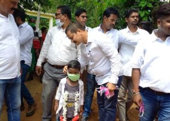 ନୂଆଗାଁ ଓ ମାଇଛେଳି ପଞ୍ଚାୟତ ରେ ମାସ୍କ୍ ବଣ୍ଟନ କଲେ ବିଧାୟକ