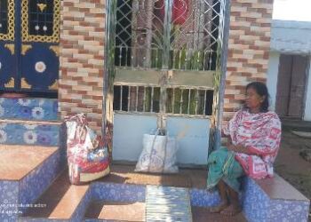 ମୋହନା ବ୍ଲକ ଚାନ୍ଦୀପୁଟ ପଞ୍ଚାୟତ ଅନ୍ତର୍ଗତ ଖାରିଢେପ ଗ୍ରାମରେଏକଦୁଃଖଦ ଘଟଣା ଦେଖିବାକୁ ମିଳିଛି – ଚାକିରିଆ ପୁଅ ବୋହୁ ଘରେ ତାଲା ପକାଇ ମା କୁ ବାହାରେ ଛାଡି ଚାଲିଗଲେ