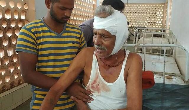 ଗଜପତି ଜିଲ୍ଲା ଅଡବାଥାନା ଅନ୍ତର୍ଗତ ଅଡବା ସ୍ଥିତ ସରକାରୀ ହାଇସ୍କୁଲ ନିକଟରେ ମଦ ବୋଝେଇ ଟ୍ରକ ଧକ୍କାରେ ବୁଦ୍ଧା ଗୁରୁତର