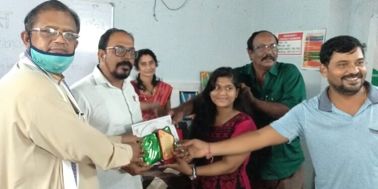 ପାରଳାଖେମୁଣ୍ଡି ସ୍ଥିତ ୟୁ- ଟେକ୍ କମ୍ପ୍ୟୁଟର ଶିକ୍ଷା ପ୍ରଶିକ୍ଷଣ କେନ୍ଦ୍ରର ସଭାଗୃହ ଠାରେ ହିନ୍ଦୀ ଦିବସ ପାଳିତ