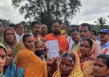 ରାଜ୍ୟ ଓ ଜିଲ୍ଲା ବିଜେପି ପ୍ରତିନିଧି ଦଳ ସାଂସଦ ବସନ୍ତ ପଣ୍ଡାଙ୍କ ନେତୃତ୍ୱରେ, ଗଜପତି ଜିଲ୍ଲାର ମରୁଡି ପ୍ରଭାବିତ ଅଞ୍ଚଳ ଗସ୍ତ କରି ଚାଷୀଙ୍କ ସମସ୍ୟା ନେଇ ଆଲୋଚନା କଲେ