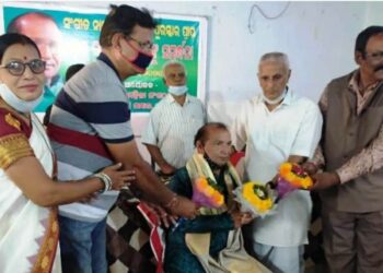 ପାରଳାଖେମୁଣ୍ଡିର ଗର୍ବ ଗୌରବ ଓଡ଼ିଶା ସଙ୍ଗୀତ ନାଟକ ଏକାଡେ଼ମୀ ପୁରସ୍କାର ପ୍ରାପ୍ତ ଗୁରୁ ରଘୁନାଥ ପାତ୍ରଙ୍କୁ ହିତେଇସିଣି ସମାଜଓ ଅଙ୍କକ୍ଷା ମହିଳା ସଙ୍ଗଠନ ପକ୍ଷରୁ ସମ୍ବର୍ଦ୍ଧିତ