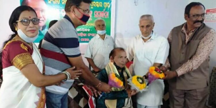 ପାରଳାଖେମୁଣ୍ଡିର ଗର୍ବ ଗୌରବ ଓଡ଼ିଶା ସଙ୍ଗୀତ ନାଟକ ଏକାଡେ଼ମୀ ପୁରସ୍କାର ପ୍ରାପ୍ତ ଗୁରୁ ରଘୁନାଥ ପାତ୍ରଙ୍କୁ ହିତେଇସିଣି ସମାଜଓ ଅଙ୍କକ୍ଷା ମହିଳା ସଙ୍ଗଠନ ପକ୍ଷରୁ ସମ୍ବର୍ଦ୍ଧିତ