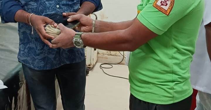 ରୋଗୀଙ୍କ ୫୦,୦୦୦ ଟଙ୍କା ସମେତ ମୂଲ୍ୟବାନ ଜିନିଷ ଫେରାଇଲେ ୧୦୮ ଆମ୍ବୁଲାନ୍ସ କର୍ମଚାରୀ