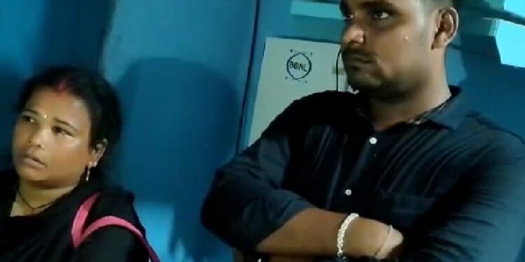 ନାବାଳିକା ଝିଅ ମାନଙ୍କୁ ଚାଲାଣ ବେଳେ ଗ୍ରାମବାସୀ ଙ୍କ ଦ୍ୱାରା ଧରାପଡ଼ିଲେ : ଦୁଇ ଚାଲାଣ କାରୀ ଅଟକ