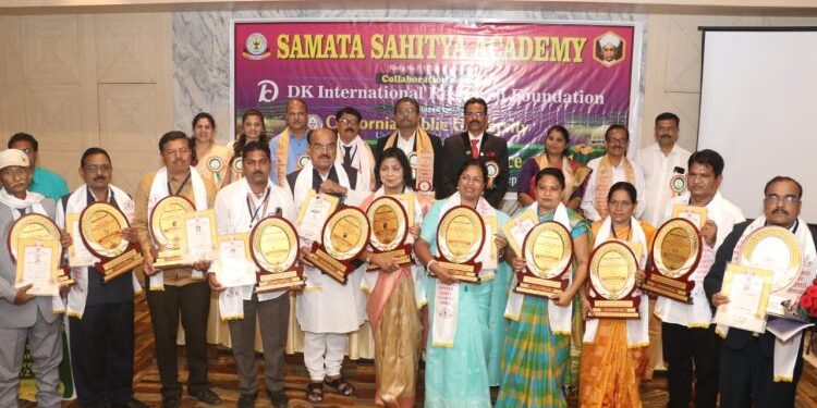 କବି ନୃସିଂହାନନ୍ଦ ମହାପାତ୍ର ପାଇଲେ ସାହିତ୍ୟ ରତ୍ନ ପୁରସ୍କାର