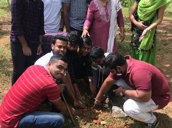 ଆଦର୍ଶ ସ୍ନାତକ ମହାବିଦ୍ୟାଳୟଠାରେ ଉଦ୍ଭିଦ ବିଜ୍ଞାନ ବିଭାଗ ର ବିଦାୟକାଳୀନ ୩ୟ ବର୍ଷ ଛାତ୍ର ଛାତ୍ରୀ ଙ୍କ ଦ୍ଵାରା – ବୃକ୍ଷ ରୋପଣ