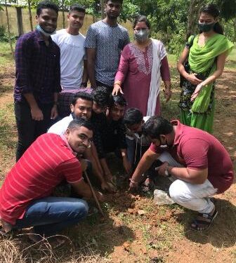 ଆଦର୍ଶ ସ୍ନାତକ ମହାବିଦ୍ୟାଳୟଠାରେ ଉଦ୍ଭିଦ ବିଜ୍ଞାନ ବିଭାଗ ର ବିଦାୟକାଳୀନ ୩ୟ ବର୍ଷ ଛାତ୍ର ଛାତ୍ରୀ ଙ୍କ ଦ୍ଵାରା – ବୃକ୍ଷ ରୋପଣ