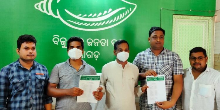 ରାଜ୍ୟ କୃଷି ,କୃଷକ ସଶକ୍ତିକରଣ ଓ ଉଚ୍ଚ ଶିକ୍ଷା ମନ୍ତ୍ରୀ ଡ଼ ଅରୁଣ କୁମାର ସାହୁ : ବିଜୁ ଯୁବ ଜନତା ଦଳର କାର୍ଯ୍ୟାଳୟ ପରିସରରେ – ଓଡ଼ଗାଁ ବ୍ଲକ ଓ ଏନ୍ଏସିର କର୍ମକର୍ତ୍ତାଙ୍କ ନାମ ଘୋଷଣା