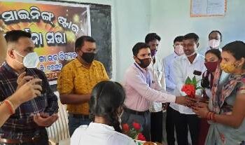 ପଦ୍ମପୁର ଉପଖଣ୍ଡର ପାଇକମାଲ ସ୍ଥିତ ଯମୁନା କନ୍ଧୁଣୀ ବାଳିକା ଉଚ୍ଚ ବିଦ୍ୟାଳୟରେ “ସ୍କୁଲ ସାଇ ନିଙ୍ଗ ଷ୍ଟାର୍”ସଭା ଅନୁଷ୍ଠିତ ହୋଇଛି – ସ୍କୁଲ ସାଇନିଙ୍ଗ ଷ୍ଟାର୍ ସମ୍ବର୍ଦ୍ଧନା