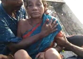 ଭାର୍ଗବୀ ନଦୀ ସୁଅରେ ଭାସିଯାଉଥିବା ଜଣେ ବୃଦ୍ଧାଙ୍କୁ ସୁଆଣ୍ଡୋ ବ୍ରିଜ ନିକଟରୁ : ନାଉରିଆ ଓ ଯୁବକ ମାନେ ଉଦ୍ଧାର କଲେ