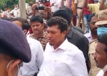 ଗଙ୍ଗାବାଡରେ  ଆନ୍ଦ୍ର-ଓଡିଶା ମୁହାମୁହିଁ : ମାଣିକପାଟଣା ଗ୍ରାମ ଆନ୍ଦ୍ରର, ଅଙ୍ଗନୱାଡି କେନ୍ଦ୍ରକୁ ଭୁମିସାତ କରି ଅତିରିକ୍ତ ଜିଲ୍ଲାପାଳଙ୍କୁ ଗିରିଫ କରିବା ପାଇଁ – ଆନ୍ଦ୍ର ମନ୍ତ୍ରୀଙ୍କ ଚେତାବନି