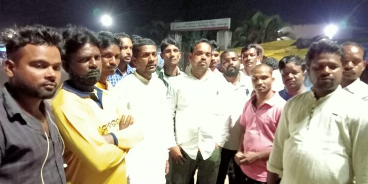 କୋଟାଛକରେ ଫାଣ୍ଡି ସହ ଆଲୋକ ବ୍ୟବସ୍ଥା କରିବା ନେଇ ବିଡିଓଙ୍କୁ ଦାବିପତ୍ର