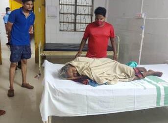 ମାନବିକତା ଦେଖାଇଲେ ନିର୍ବାହୀଅଧିକାରୀ ଓ କେସିଙ୍ଗା ଥାନା ଅଧିକାରୀ, ଅଫିସ ଗାଡ଼ିରେ ଚିକିତ୍ସା ପାଇଁ ନେଲେ ମୁର୍ମୁଷୁ ମହିଳାଙ୍କୁ