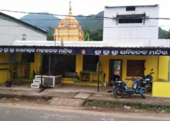 ପାରଳାଖେମୁଣ୍ଡି ସ୍ଥିତ ଗଜପତି ଷ୍ଟାଡିୟମ ନିକଟରେ ଥିବା ଶନି ମନ୍ଦିରର କବାଟ ତାଡି ହୁଣ୍ଡି ଭାଙ୍ଗି ଲୁଟି ନେଲେ ଟଙ୍କା
