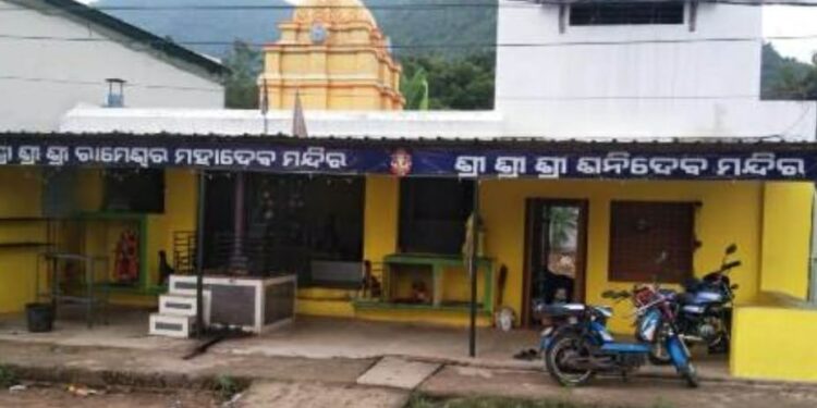 ପାରଳାଖେମୁଣ୍ଡି ସ୍ଥିତ ଗଜପତି ଷ୍ଟାଡିୟମ ନିକଟରେ ଥିବା ଶନି ମନ୍ଦିରର କବାଟ ତାଡି ହୁଣ୍ଡି ଭାଙ୍ଗି ଲୁଟି ନେଲେ ଟଙ୍କା