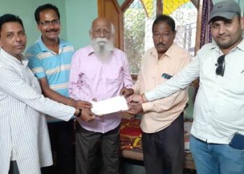 ଓୟୁଜେ ପକ୍ଷରୁ ସାମ୍ବାଦିକ ଡ଼ମ୍ବରୁଧରଙ୍କୁ ଚେକ୍ ପ୍ରଦାନ