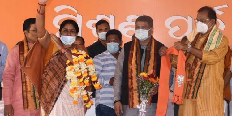 ଶହ ଶହ ସମର୍ଥକଙ୍କ ଗ୍ରହଣରେ ବିଜେପିରେ ସାମିଲ ହେଲେ – ପୂର୍ବତନ ମନ୍ତ୍ରୀ ଅଞ୍ଜଳି ବେହେରା